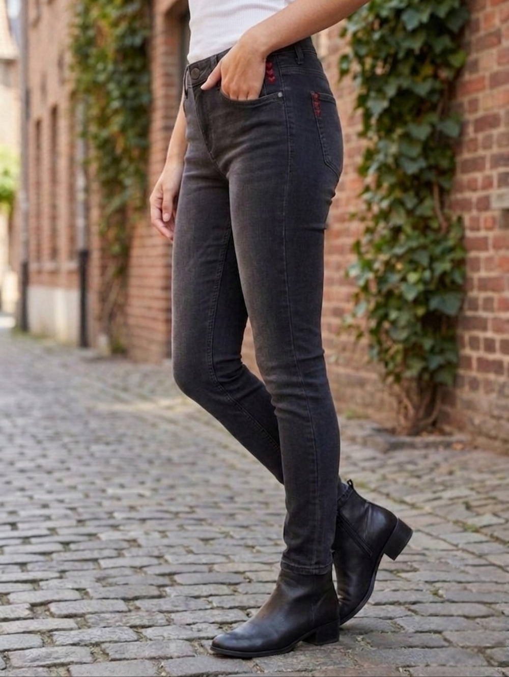 Disney Small Black High Rise Heart Alice Through The Looking Glass Skinny Jeans